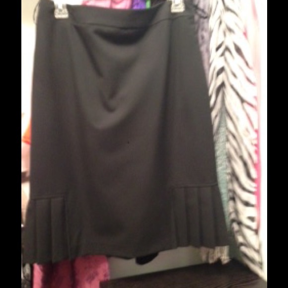 Tahari black pencil skirt with Ruffles