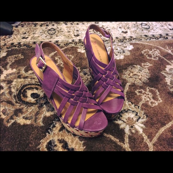 Wedged shoes