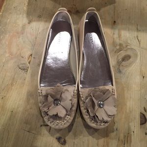 Tan Alfani flats with flower