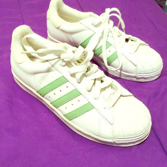 Tennie shoes