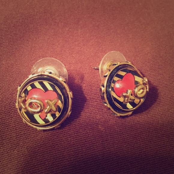 Betsey Johnson adorable heart earrings