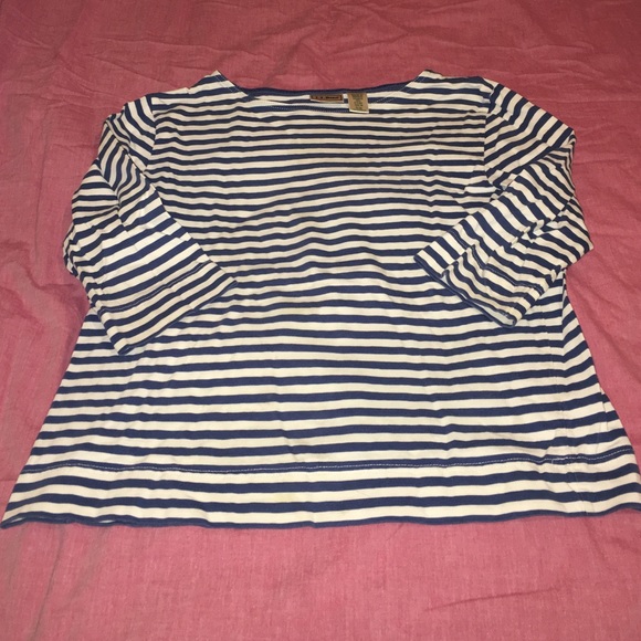 3/4 sleeve white and blue striped shirt.