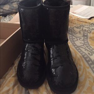 BLACK SPARKLY UGGS