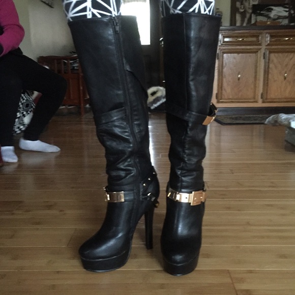 ✌️REALLY COOL BLACK BOOTS W/golden hard wear ✌️