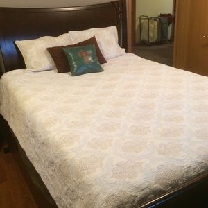 Full/queen quilted bedspread