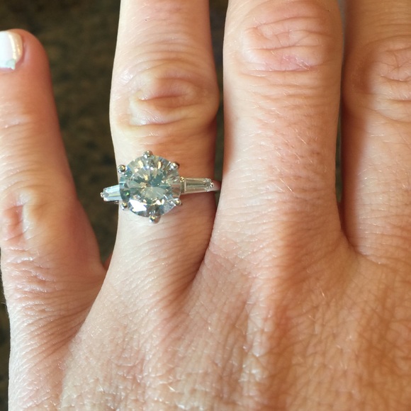 CZ 2 karat center stone silver plated ring, size 7 - Picture 1 of 3