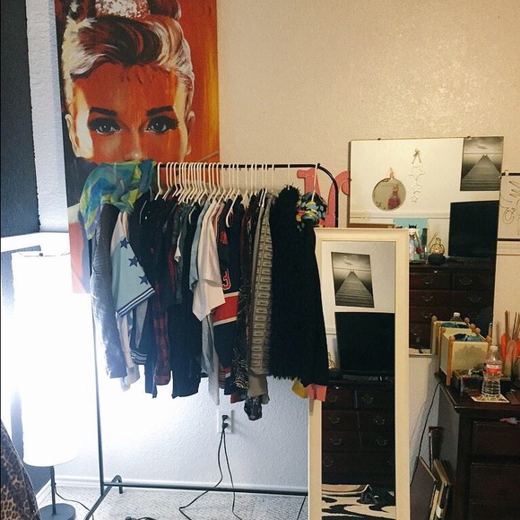 Going to start selling a bunch of my clothes 💖