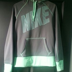 Small Nike therma-fit