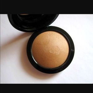 Mac Mineralized skin finish "dark golden"