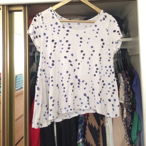 Kensie Cropped Tee with blue dots