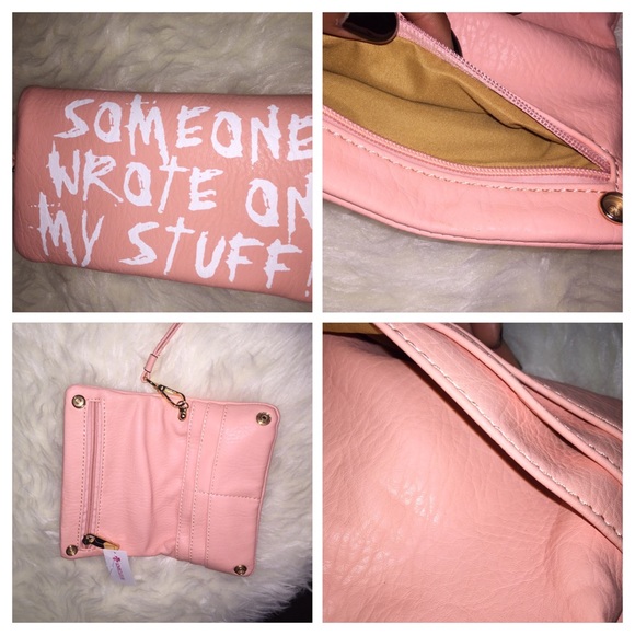 Fashionbarbiezz's Closet Handbags - Cute Wristlet New with Tags 🎁