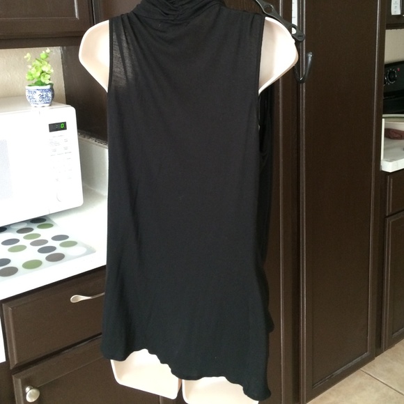 Jennifer Lopez black sleeves less top.New wout tag - Picture 2 of 3