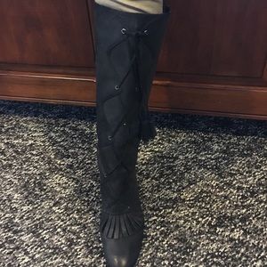 Black heel boot. So trendy!! Great condition