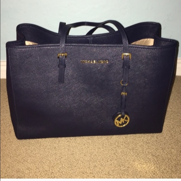 NAVY BLUE MICHAEL KORS PURSE