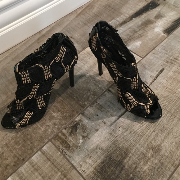 Black and cream heels. Zipper in the back.