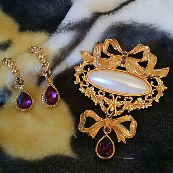 Broach with earings.