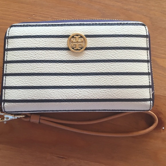 Tory Burch Handbags - Excellent condition Tory Burch Robinson Wristlet