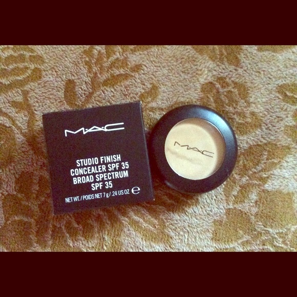 ✨MAC studio finish Concealer NC20✨