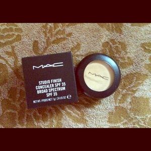 ✨MAC studio finish Concealer NC20✨