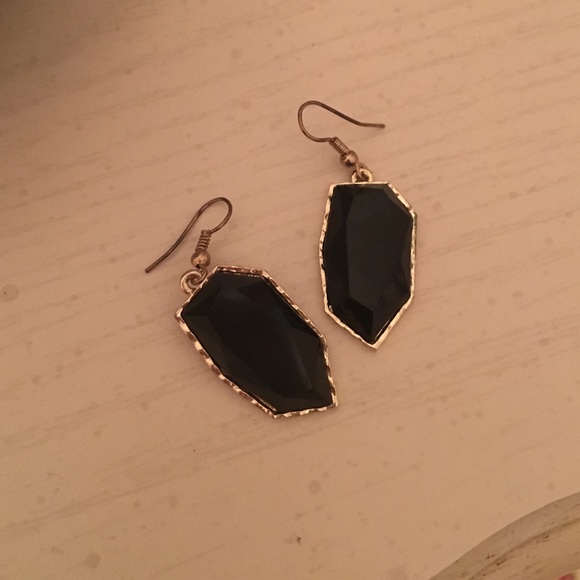 Boutique Jewelry - Black Dangling Earrings
