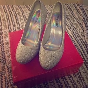 Silver slipper- heeled shoes