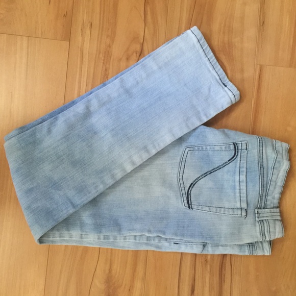 LIGHT BLUE SKINNY JEANS