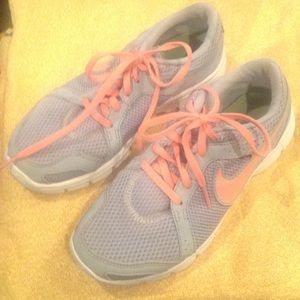 Nike size 6.5 gray athletic shoes with pink laces.