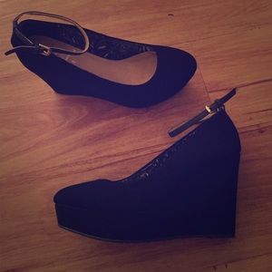 Black wedges