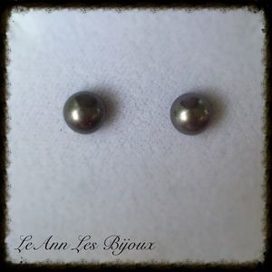 Freshwater Black Pearl Stud Earrings in 14k Gold