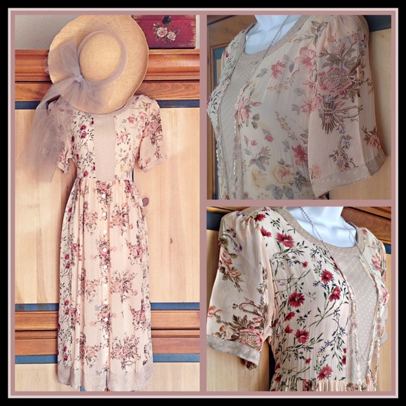 Dresses & Skirts - Gorgeous Romantic Flower Dress Almost Vintage