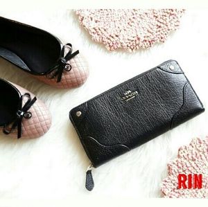 SOLD NWT COACH MICKIE ZIP WALLET
