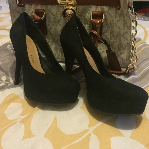 Black pumps