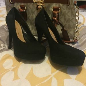 Black pumps