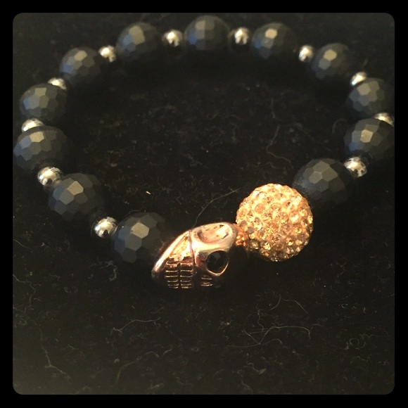 Very Me Swarovski & bead skull bracelet