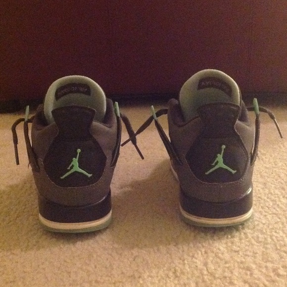 Air Jordan 4 "Green Glow".Size 6. Comes with box. - Picture 2 of 4