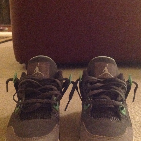 Air Jordan 4 "Green Glow".Size 6. Comes with box. - Picture 3 of 4