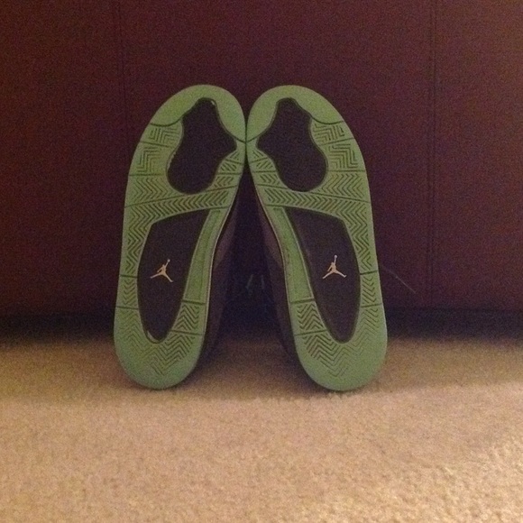Air Jordan 4 "Green Glow".Size 6. Comes with box. - Picture 4 of 4