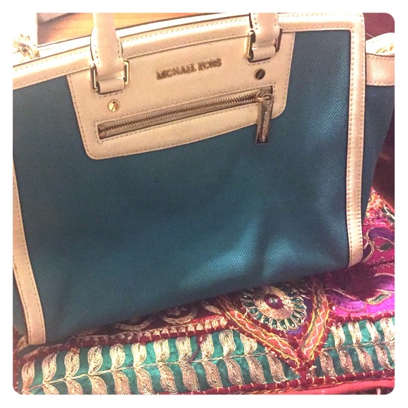 Temp price drop!Michael kors Selma bag!