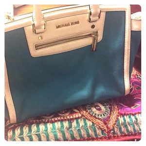 Temp price drop!Michael kors Selma bag!