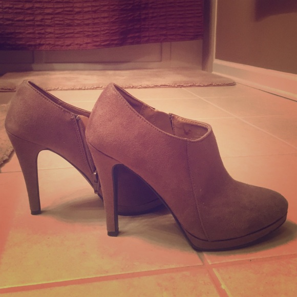 *LIKE NEW* Brown suede Merona booties