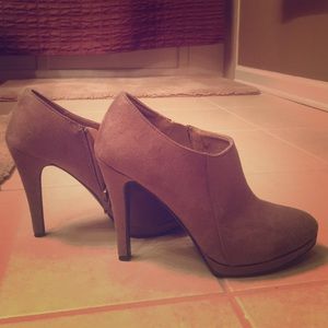*LIKE NEW* Brown suede Merona booties