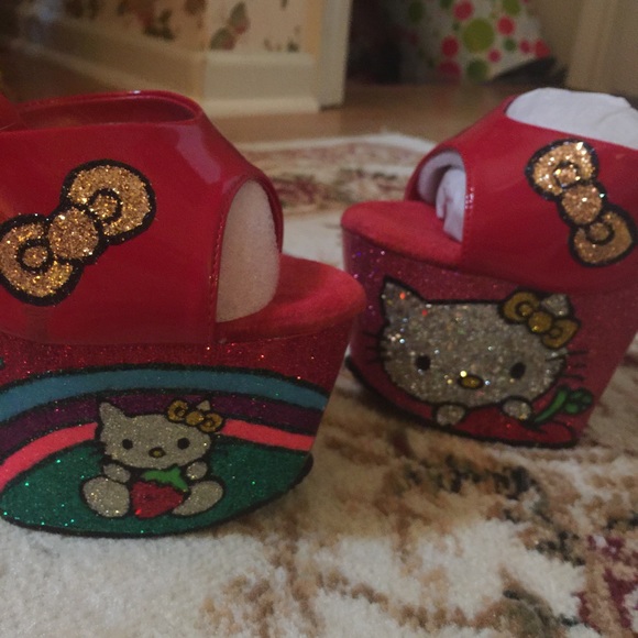 Hello Kitty hand painted heels - Picture 3 of 4