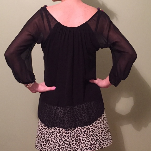 Beautiful top - Picture 2 of 3
