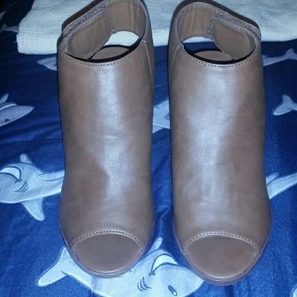 Light brown open toe and open back booties