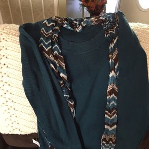 Pretty teal color long sleeve scoop neck sweater