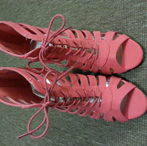 Cutout Wedge - Picture 2 of 3