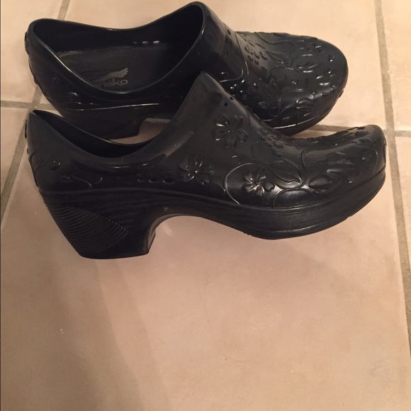 Patent Danskos with vine/flower design