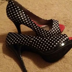 Adorable peep toe heels