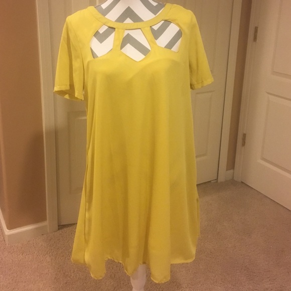 Very J Yellow Flowy Dress size Large