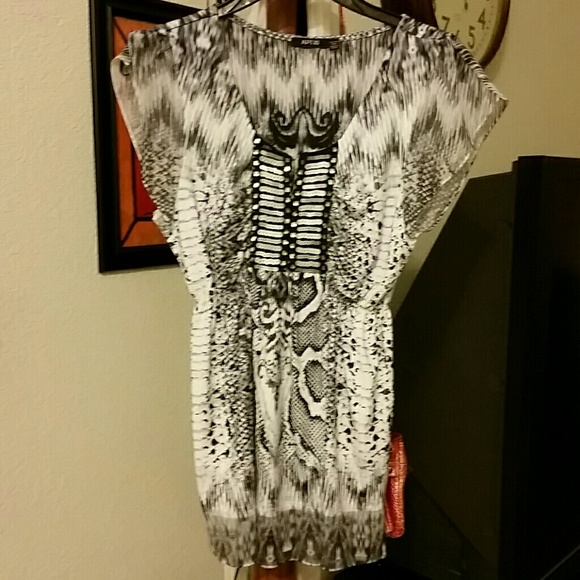 APT 9 White Snakeskin Print. Petite Medium.